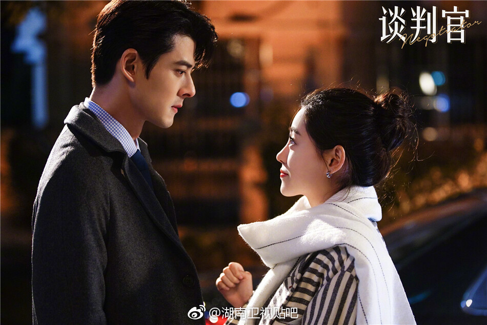 杨幂、黄子韬“怼宠”海报出炉~谈判官后天芒果TV全网首播！！终于找到解锁剧荒的新姿态了~#上芒果TV看谈判官# ​