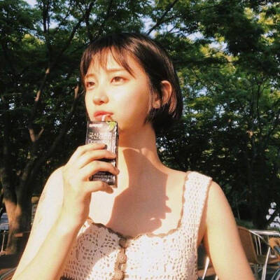 樱花落满的梦里，漫寻你的影踪+
期盼蓦然的回首+
恰吻，你的额头