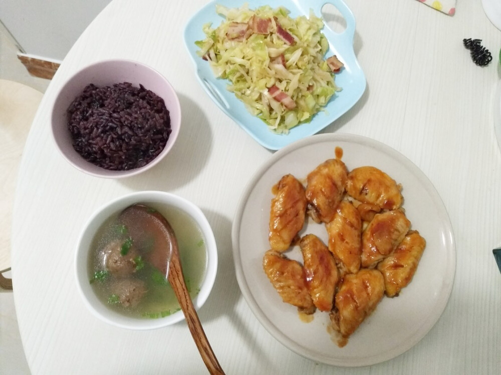 黑米饭+牛丸汤+糖醋鸡翅+培根包菜##