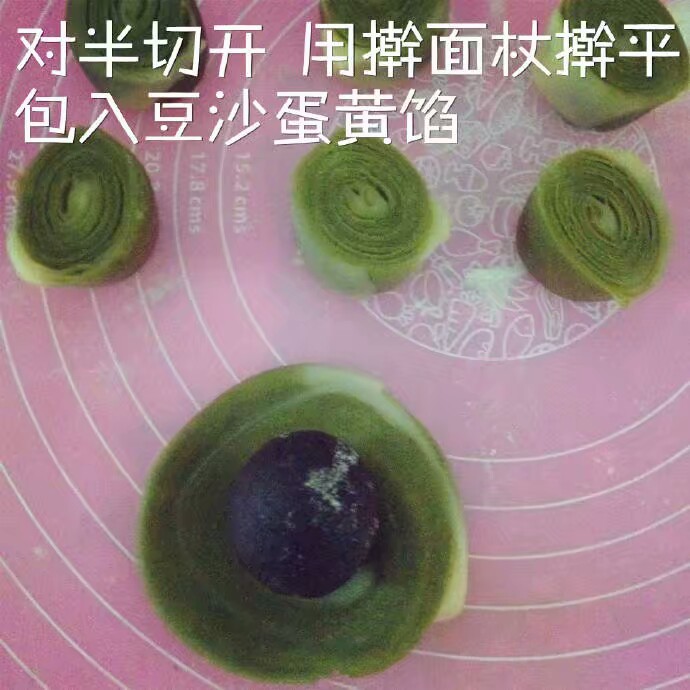 【抹茶蛋黄酥】
红豆沙的甜和蛋黄的咸奇妙地结合在一起，加上层层外皮的酥脆，非常美味。加了抹茶粉的蛋黄酥色泽鲜绿，更是增加清新感。简直酥到停不下来~ ​​​​