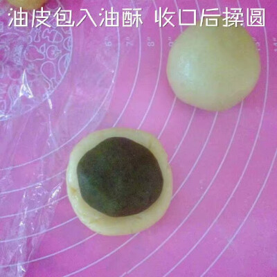 【抹茶蛋黄酥】
红豆沙的甜和蛋黄的咸奇妙地结合在一起，加上层层外皮的酥脆，非常美味。加了抹茶粉的蛋黄酥色泽鲜绿，更是增加清新感。简直酥到停不下来~ ​​​​