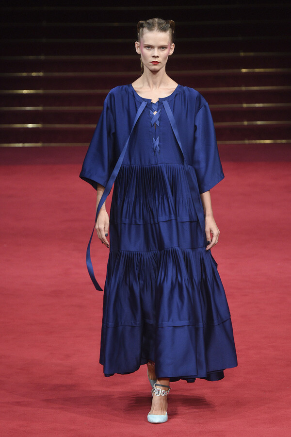 法国设计师品牌 Alexis Mabille 2018 春夏高级定制 本季设计师通过华丽的糖果色缎面，营造了一个复古的时尚梦。经典的拱顶廓形式长裙，日常的实用主义风衣，以及后来的雪纺透视长裙，都通过经典传递定制工艺～