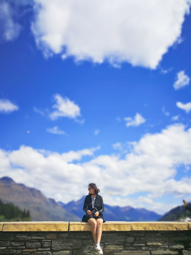 短发旅行行走在路上