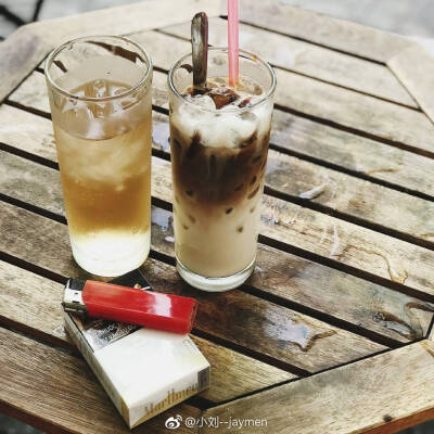 白咖啡(Flat White)。马来西亚土特产，采用特等咖啡豆及特级脱脂奶精原料。
经特殊工艺加工后得到的咖啡，甘醇芳香不伤肠胃。
保留了咖啡原有的色泽和香味，颜色比普通咖啡更清淡柔和，故得名为白咖啡。