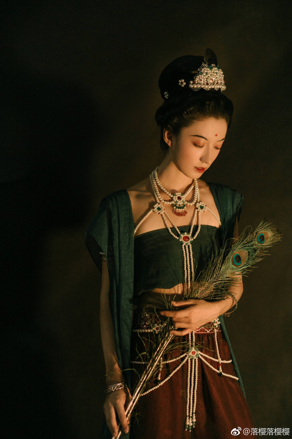 #樱斋集#
【孔雀大明王】
‘于莲华胎上画佛母大孔雀明王菩萨。头向东方，白色，着白缯轻衣。头冠、璎珞、耳珰、臂钏，种种庄严，乘金色孔雀王，结跏趺坐白莲华上或青绿花上，住慈悲相。有四臂，右边第一手执开敷莲华，第二手持俱缘果，左边第一手当心掌持吉祥果，第二手执三、五茎孔雀尾。’