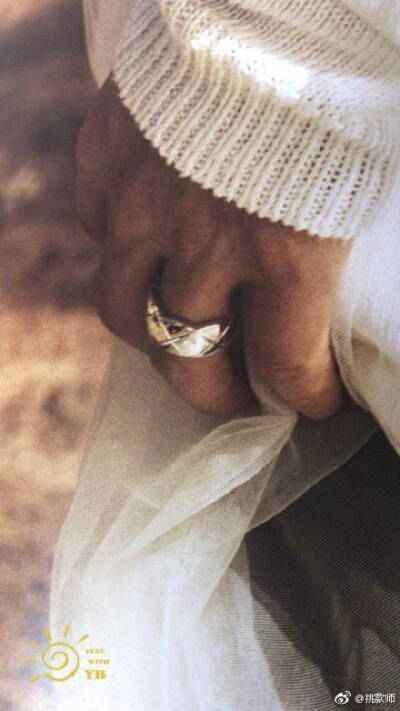 Dazed Korea推出特别版结婚画报~祝贺今日大婚的太阳&闵孝琳[心]，这种初恋走到结婚的真心羡慕啦~期待伴郎团​