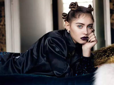 iris law 被她为burberry拍摄的一组照片惊艳到了