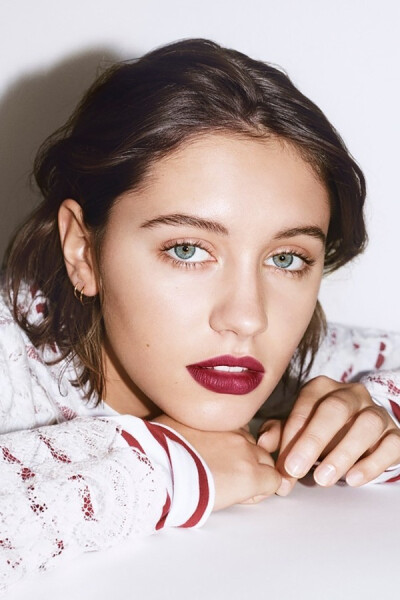 iris law 被她为burberry拍摄的一组照片惊艳到了