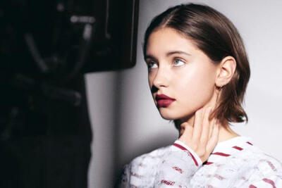 iris law 被她为burberry拍摄的一组照片惊艳到了