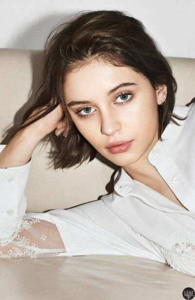 iris law 被她为burberry拍摄的一组照片惊艳到了