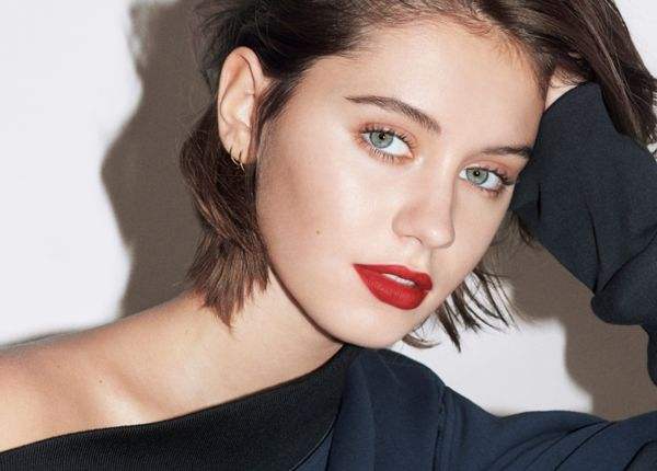 iris law 被她为burberry拍摄的一组照片惊艳到了