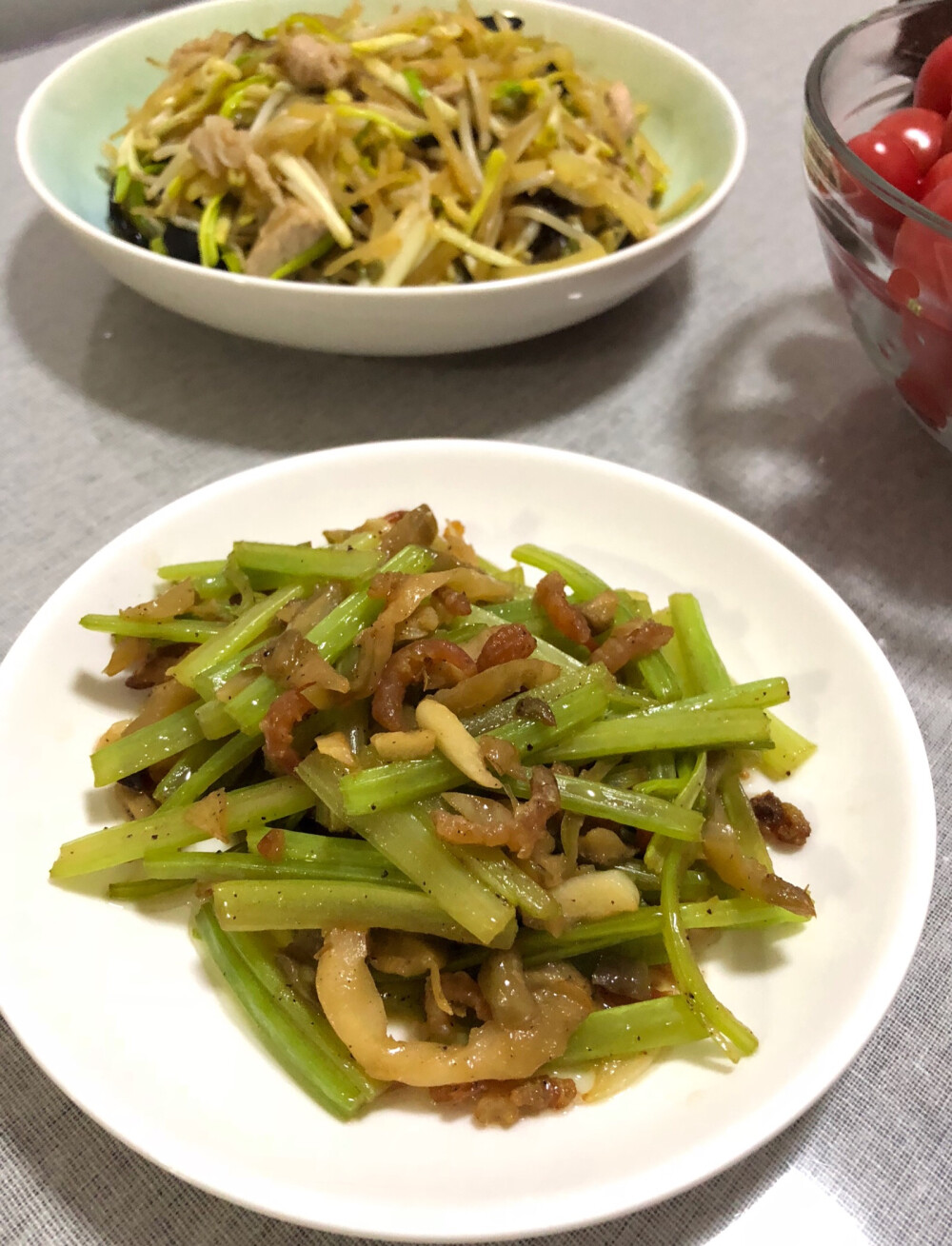 芹菜，榨菜，虾米，蒜爆锅后加入芹菜和榨菜，加胡椒粉调味，芹菜快熟时加入虾米，➕一点点酱油炒均匀，因为榨菜和虾米是咸的所以不用再放盐了。能想象么，很好吃呢。尤其是榨菜用油炒过之后特别好吃。