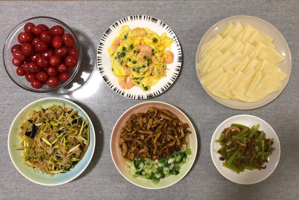 饺子皮版春饼，四菜一饼，立春之日，大吉大利。