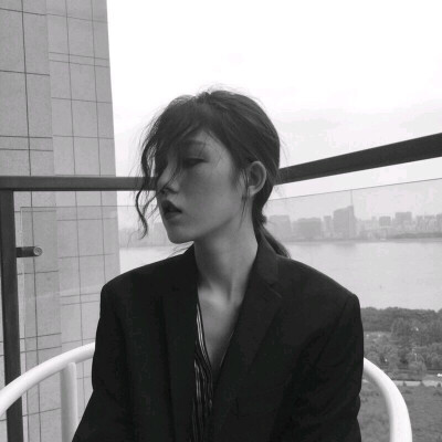 女头 长发落寞