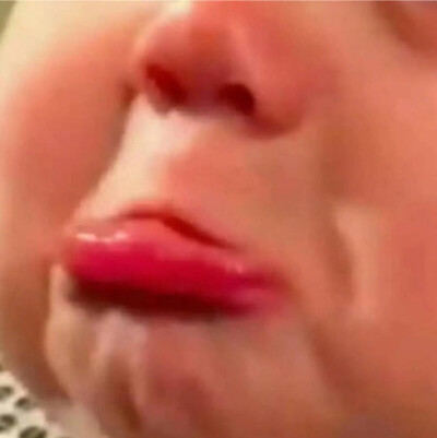 ，