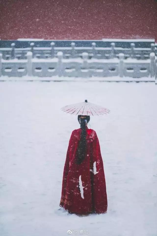 汉服，
红衫美人，傲然于雪，浅笑兮，烂然兮。