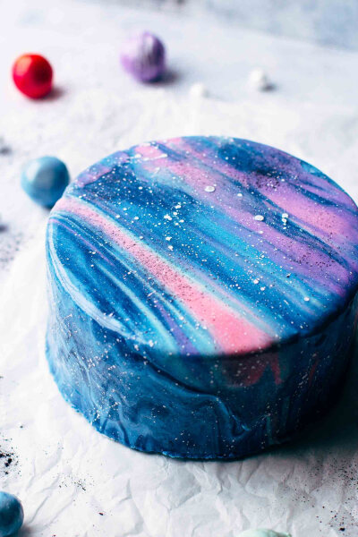 #烘焙#+星河系镜面蛋糕，五颜六色的行星，充满了生命的色彩，
#烘焙入门#+#镜面蛋糕#+