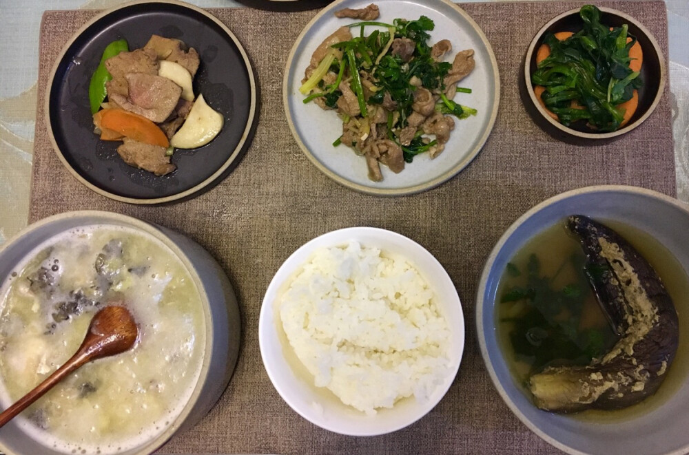鱼汤+炖茄盒+青炒羊肉+溜肝尖+米饭+青菜

