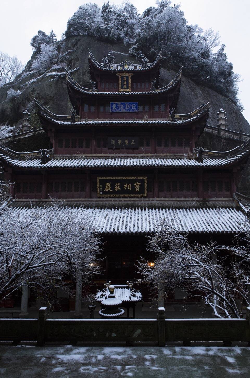 白絮挂枝水成冰雪掩长亭景如屏寒风阵阵催人去独向深林寺中行