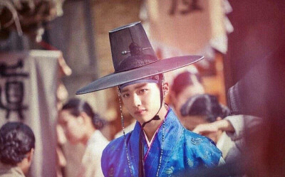 EXO# 成员#都敬秀# (#都暻秀# )确定为电视剧<百日的郎君>(暂译)主角".都敬秀在剧中饰演元德(李律)一角,是一位一举手一投足都丝毫没有松懈的完美世子.<百日的郎君>以世子失踪为背景,是一部浪漫悬疑剧.以为已经去世的…