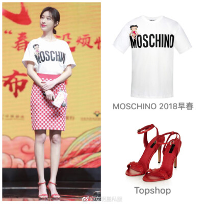 张俪身穿MOSCHINO白色卡通Betty图案T恤，搭配Akris格纹半裙和Topshop高跟鞋，出席电影《祖宗十九代》发布会。 ​​​​