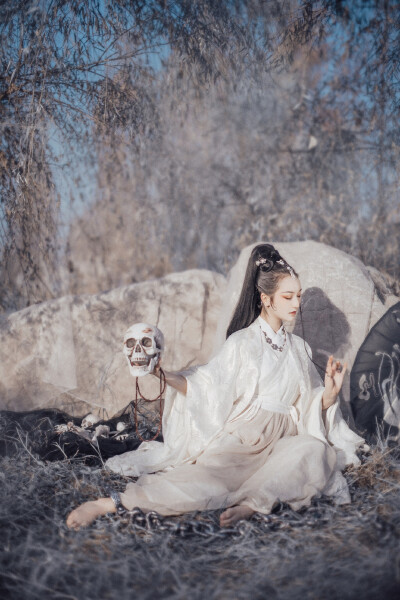 《渡》
人世间难分别真假善恶+要管他成魔还是佛+又有谁来渡我
【古风写真】摄影：-隔壁大Wang-