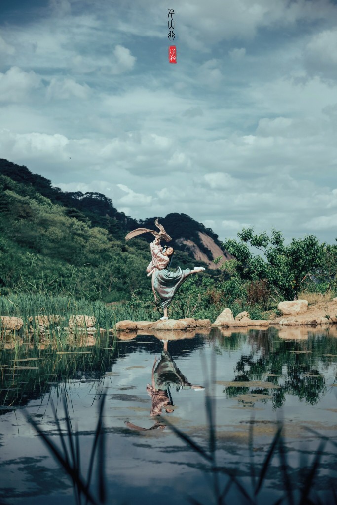 是魂牵梦萦的裙裾飞扬 流觞曲水 伯牙子期 是你那瞬的回眸笑靥 江山不换 美酒不敌 是我说不出口的秘密 藏在心底 随舞起 和歌一曲