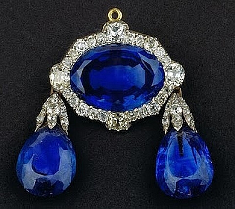 王室的蓝宝石珠宝首饰Saphires part of the Portuguese Crown Jewels, second half of the XVIIIth century. An oval pendant surrounded by diamonds and a pair of tear drop shape pendants that can be worn as earrings or as pendants. I have seen them live on an unique exibition of the Crown Jewels over 20 years ago an