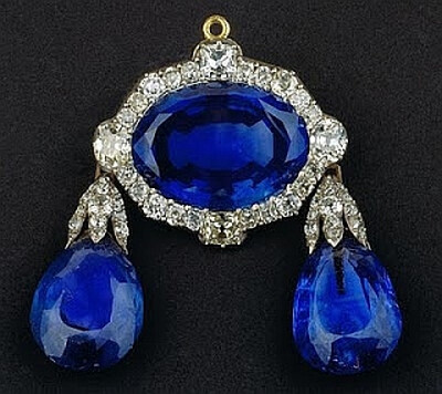 王室的蓝宝石珠宝首饰Saphires part of the Portuguese Crown Jewels, second half of the XVIIIth century. An oval pendant surrounded by diamonds and a pair of tear drop shape pendants that can be worn as …