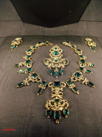 索菲·马格德里娜王后主要收藏有三套首饰。两套钻石的，一套带红宝石和珍珠的，还有一套是绿宝石的。这套绿宝石首饰被誉为是非常精致的藏品，因为这些绿宝石纯度很高，颜色深邃，清澈，对比强烈。