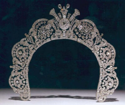 英国威斯敏斯特公爵家族的珠宝首饰Lacloche Halo Tiara without the Arcot Diamonds and without some of the diamonds in the middle element