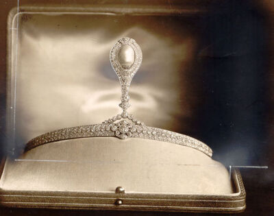 the pearl and diamond tiara made by Andersson (gift from the people of Stockholm)
瑞典公主，后成为比利时王妃的阿斯特丽德所有,斯德哥尔摩民众的礼物