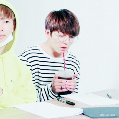 田柾国/田小国JUNGKOOK
cr.姜以安 自截图调色
拿图点赞收藏会不定时更图的谢谢