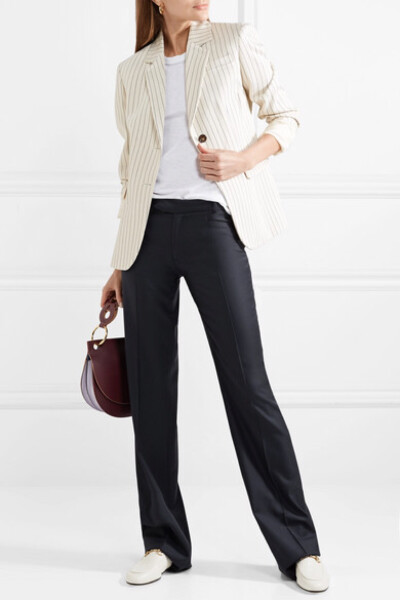 
Joseph 这款低腰阔腿裤裁自柔软而耐用的 “Super 100” 羊毛，重量适中，一年四季皆可穿着。它以光滑的缎布制成部分衬里，正面的压痕更显裤身利落有型。不妨搭配平底鞋，让裤脚微微曳地。