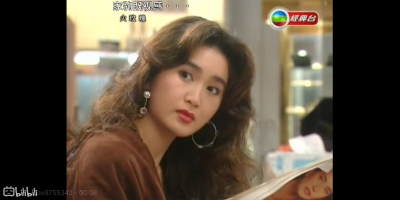 火玫瑰温碧霞 九几年的香港影视业红火
服装配饰都是温碧霞自己搭配的
现在看也很美