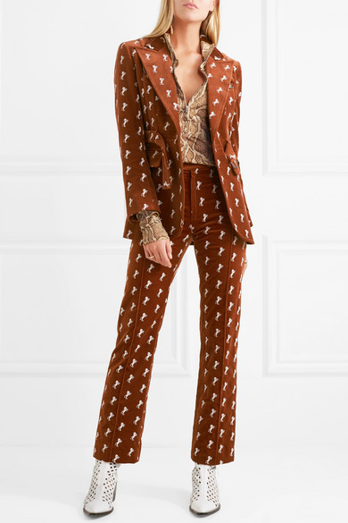 Chloé 这款上衣中的斑点式蛇纹是首发于品牌 2018 春夏秀台的主打元素之一，亦出现在新任创意总监 Natacha Ramsay-Levi 的谢幕造型之上。单品裁自亮泽的缎面平纹针织面料，调节正面半开式拉链能创造出更多酷感造型，…