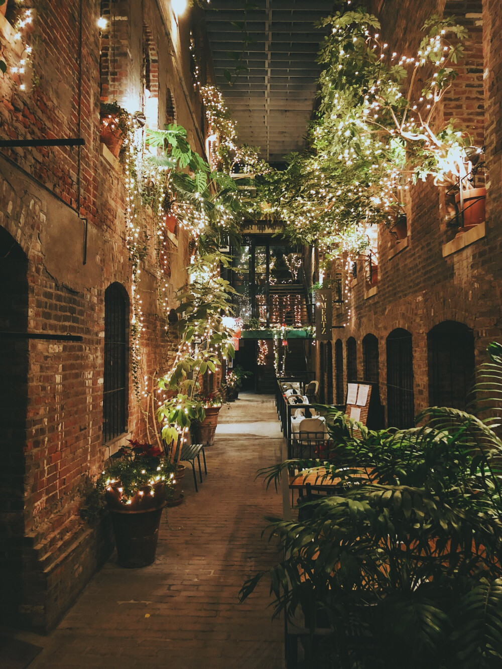 难以想象这是omaha downtown得一个小角落 这种穷乡僻壤也有出彩的地方 所以做人要自信 任何一点点的闪光处可是都会被人注意到的呢！！！