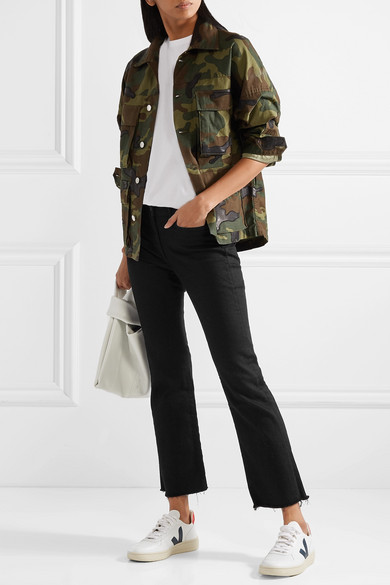 3x1 的每件作品均以手工精心制作，品牌坦言，“我们秉承着定制西装的匠心精神制作每一件牛仔裤。”这一版本在大腿处设计贴合，并延展出撕裂效果的喇叭裤脚。九分长度的它非常适合展露你心爱的运动鞋或踝靴。