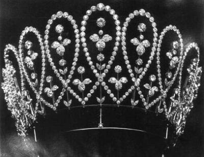 The Fringe Tiara of Queen Mary
这是玛丽的新婚礼物，是皇后的婆婆维多利亚女王在1893年，要求Colling wood&Co.制作的。1936 年，玛丽王后将皇冠赠与了儿媳伊丽莎白王后。
到了1947年，伊丽莎白王后借给了…