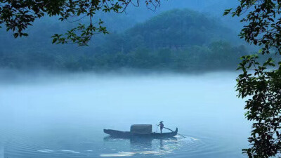 水色南天远，舟行若在虚