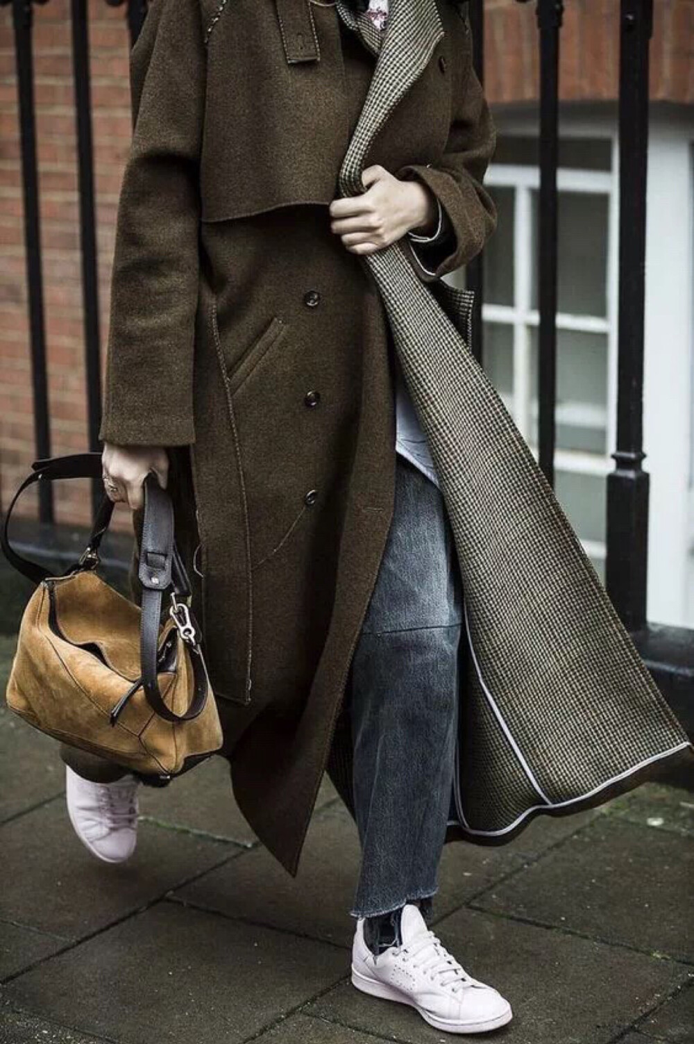 风衣搭配小白鞋才够酷