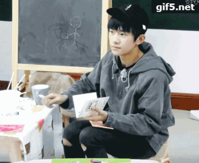 易烊千玺 狂笑 GIF动图