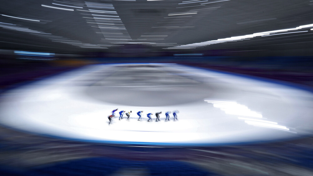 在韩国平昌港江陵市Oval内的速度滑冰选手。
位于韩国平昌的江陵市Oval，2018冬季奥运会的所有速度滑冰运动项目即将开始。长道滑冰者穿着氨纶服有助于减少摩擦力，且对滑行速度有一定帮助。但在奥运会上的短道速滑选手则身穿凯夫拉尔(Kevlar)防护服，以防止意外被其他选手的刀锋划伤。防弹衣是急转弯意外冲突中的真正救生员。