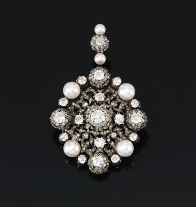 罗克斯堡公爵夫人的珠宝Natural+pearl+and+diamond+brooch/pendant,+late+19th+century
of+open+work+circular+foliate+design,+set+with+circular-cut+and+rose+diamonds+accented+with+natural+pearls,+with+simil…