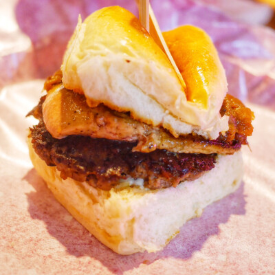 惦记鹅肝汉堡好久 今天下午茶空档赶紧解个馋直接把鹅肝挑出来吃掉留汉堡给某人吃哈哈哈哈哈哈这家的奶昔分量超大两个人share一杯就好只是这种天气喝冰饮冷气会从胃里冒出来 