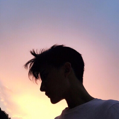 你啊
得清醒
得识趣