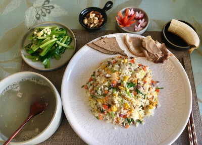 羊汤+炒饭+蒜蓉油麦菜+水果+坚果
