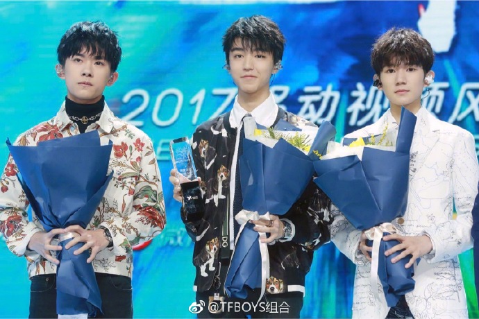 #TFBOYS# 在今晚的2017移动视频风云盛典中，@TFBOYS-王俊凯 @TFBOYS-王源 @TFBOYS-易烊千玺 作为一下科技的TFO现身活动现场，获得年度影响力偶像组合奖及年度杰出公益人物两项荣誉 还带来新专辑《我们的时光》&《躲猫猫》两首歌曲的表演作为当代正能量偶像，三位少年会 ​​​​...展开全文c