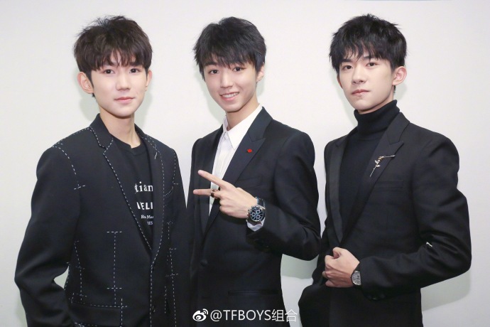 #TFBOYS# 在今晚的2017移动视频风云盛典中，@TFBOYS-王俊凯 @TFBOYS-王源 @TFBOYS-易烊千玺 作为一下科技的TFO现身活动现场，获得年度影响力偶像组合奖及年度杰出公益人物两项荣誉 还带来新专辑《我们的时光》&《躲猫猫》两首歌曲的表演作为当代正能量偶像，三位少年会 ​​​​...展开全文c