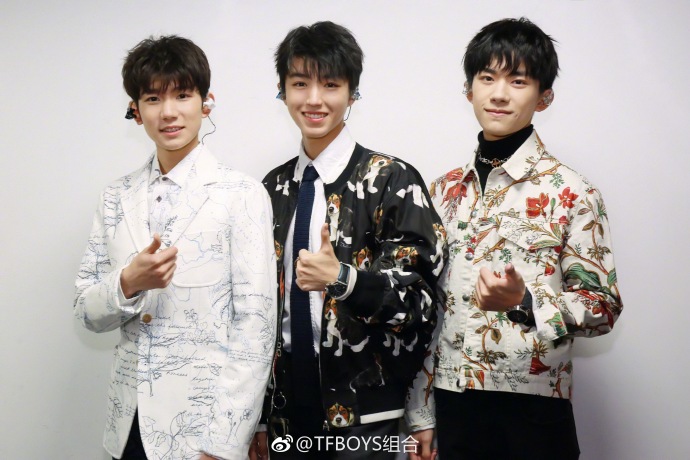 #TFBOYS# 在今晚的2017移动视频风云盛典中，@TFBOYS-王俊凯 @TFBOYS-王源 @TFBOYS-易烊千玺 作为一下科技的TFO现身活动现场，获得年度影响力偶像组合奖及年度杰出公益人物两项荣誉 还带来新专辑《我们的时光》&《躲猫猫》两首歌曲的表演作为当代正能量偶像，三位少年会 ​​​​...展开全文c